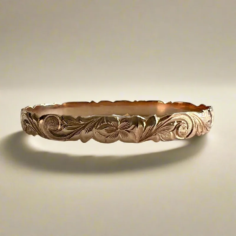 Scalloped Old English & 4x Hibiscus 8mm Makana Bangle Bracelet in 14K Pink Gold